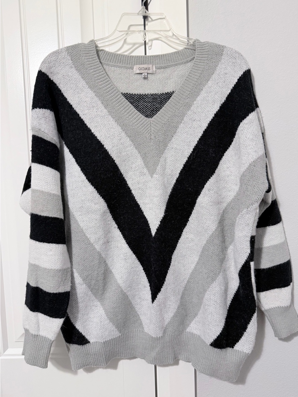 Oceanus V-Neck Chevron Sweater in Black & Gray